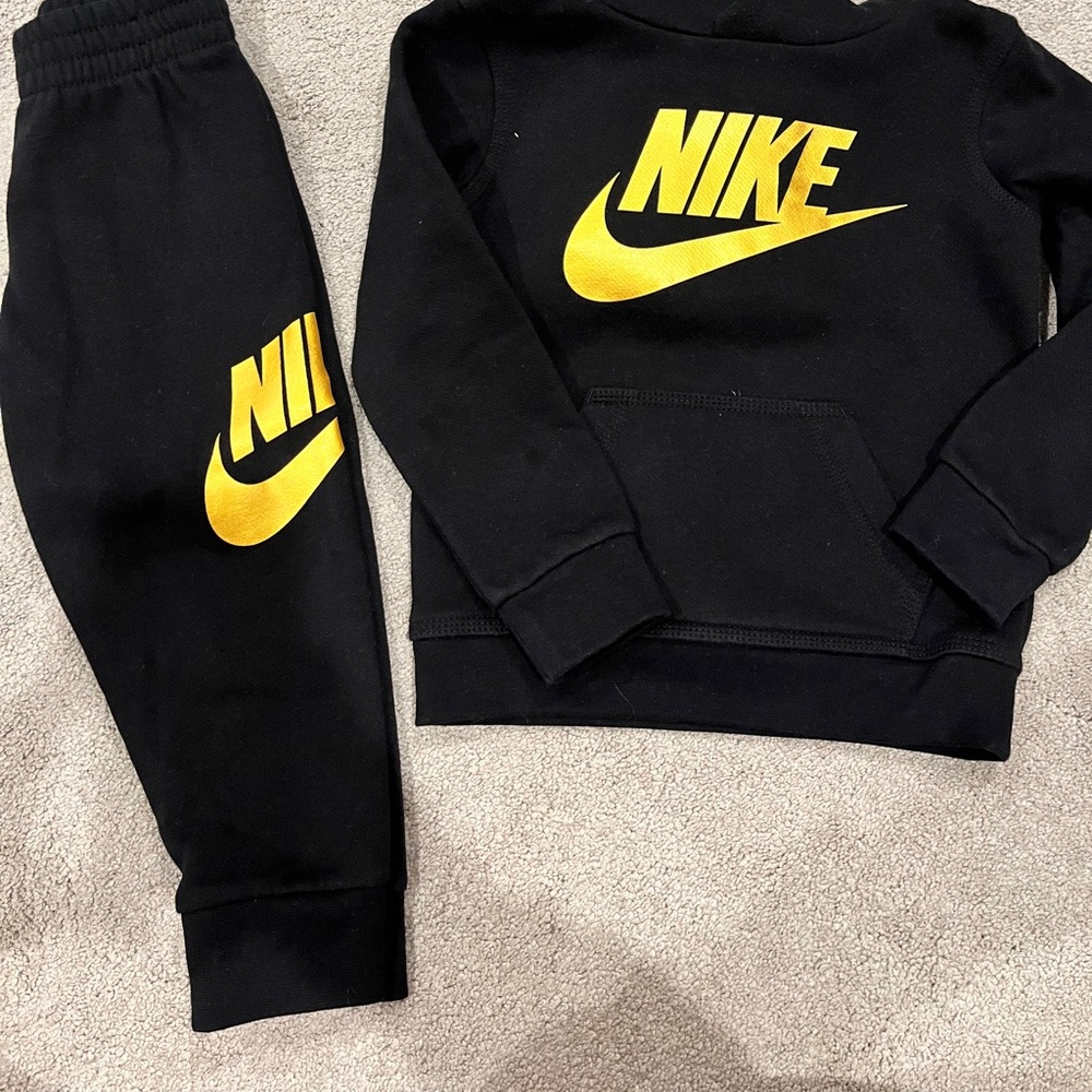 Nike 2 piece sweatshirt set